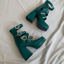 Cargar imagen en el visor de la galería, Zapatos gladiador verde charol *edición limitada*
