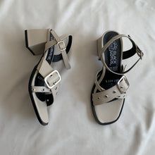 Cargar imagen en el visor de la galería, Sandalias nude hebilla y tacón