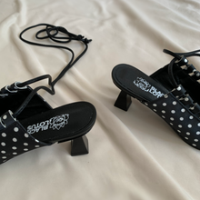Cargar imagen en el visor de la galería, Tacones kitten polka con cintas