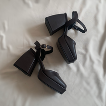 Cargar imagen en el visor de la galería, Zapatos con pulsera café mate