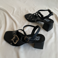 Cargar imagen en el visor de la galería, Sandalias negras hebilla y tacón