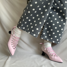 Cargar imagen en el visor de la galería, Tacones kitten rosas con cintas