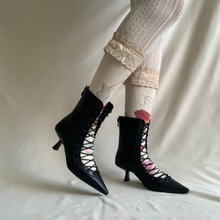 Cargar imagen en el visor de la galería, Botines kitten negros