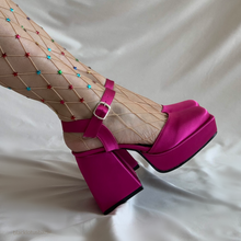 Cargar imagen en el visor de la galería, Zapatos con pulsera rosa valentin *Edición San Valentin*