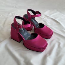 Cargar imagen en el visor de la galería, Zapatos con pulsera rosa valentin *Edición San Valentin*