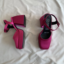 Cargar imagen en el visor de la galería, Zapatos con pulsera rosa valentin *Edición San Valentin*