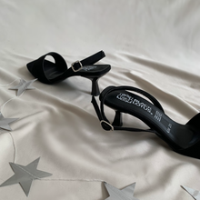 Cargar imagen en el visor de la galería, Sandalias kitten negras con correa
