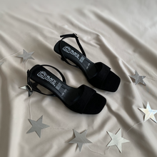 Cargar imagen en el visor de la galería, Sandalias kitten negras con correa