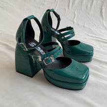 Cargar imagen en el visor de la galería, Zapatos verde de tres correas