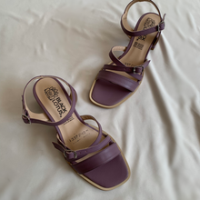 Cargar imagen en el visor de la galería, Sandalias violeta tiritas y tacón