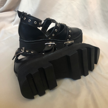 Cargar imagen en el visor de la galería, Zapatos de tres hebillas negros