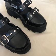 Cargar imagen en el visor de la galería, Zapatos de tres hebillas negros