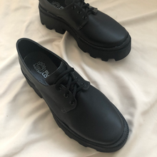 Cargar imagen en el visor de la galería, Zapatos choclo tipo piel