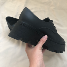 Cargar imagen en el visor de la galería, Zapatos choclo tipo piel