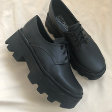 Cargar imagen en el visor de la galería, Zapatos choclo tipo piel