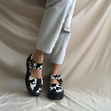 Cargar imagen en el visor de la galería, Zapatos Mary Jane vaquita