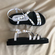 Cargar imagen en el visor de la galería, Sandalias cruzadas con perlitas