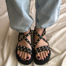 Cargar imagen en el visor de la galería, Sandalias cruzadas con perlitas