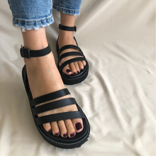 Cargar imagen en el visor de la galería, Sandalias de tres tiritas
