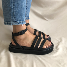 Cargar imagen en el visor de la galería, Sandalias de tres tiritas