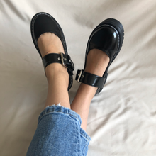 Cargar imagen en el visor de la galería, Zapatos Mary Jane negro charol