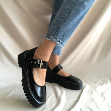 Cargar imagen en el visor de la galería, Zapatos Mary Jane negro charol