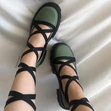 Cargar imagen en el visor de la galería, Zapatos verdes con cintas