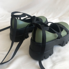 Cargar imagen en el visor de la galería, Zapatos verdes con cintas