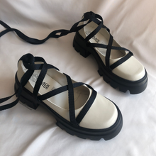 Cargar imagen en el visor de la galería, Zapatos nude con cintas