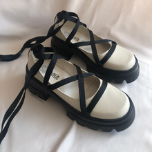 Cargar imagen en el visor de la galería, Zapatos nude con cintas