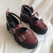 Cargar imagen en el visor de la galería, Zapatos de tres hebillas tinto