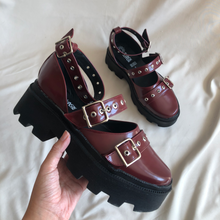 Cargar imagen en el visor de la galería, Zapatos de tres hebillas tinto