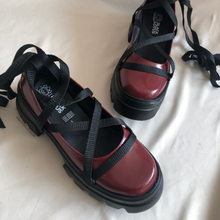 Cargar imagen en el visor de la galería, Zapatos tintos con cintas