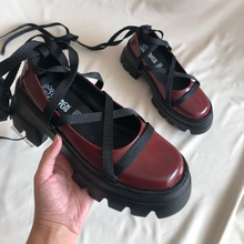 Cargar imagen en el visor de la galería, Zapatos tintos con cintas