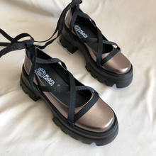 Cargar imagen en el visor de la galería, Zapatos antimonio con cintas
