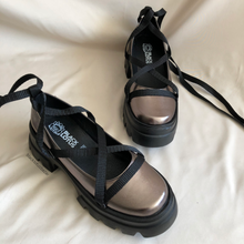 Cargar imagen en el visor de la galería, Zapatos antimonio con cintas