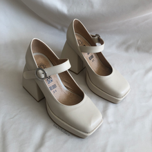 Cargar imagen en el visor de la galería, Zapatos nude de tacón cuadrado