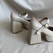 Cargar imagen en el visor de la galería, Zapatos nude de tacón cuadrado