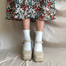 Cargar imagen en el visor de la galería, Zapatos nude de tacón cuadrado