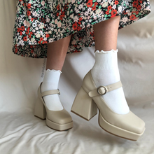 Cargar imagen en el visor de la galería, Zapatos nude de tacón cuadrado