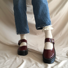 Cargar imagen en el visor de la galería, Zapatos Mary Jane tintos