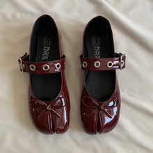 Cargar imagen en el visor de la galería, Ballerinas punta dividida con correa y ojillos
