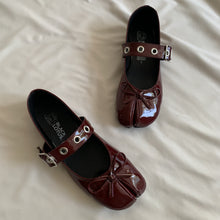 Cargar imagen en el visor de la galería, Ballerinas punta dividida con correa y ojillos
