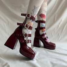 Cargar imagen en el visor de la galería, Zapatos gladiador tinto charol
