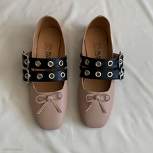 Cargar imagen en el visor de la galería, Ballerinas correas negrras con moño y ojillos
