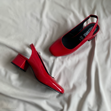 Cargar imagen en el visor de la galería, Zapatos destalonados rojos
