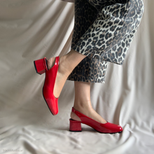 Cargar imagen en el visor de la galería, Zapatos destalonados rojos
