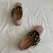 Cargar imagen en el visor de la galería, Ballerinas correas negrras con moño y ojillos
