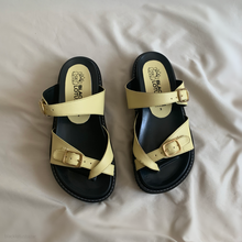 Cargar imagen en el visor de la galería, Sandalias doble hebilla amarillas *edición especial*
