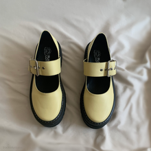 Cargar imagen en el visor de la galería, Zapatos Mary Janes amarillos *edición especial*
